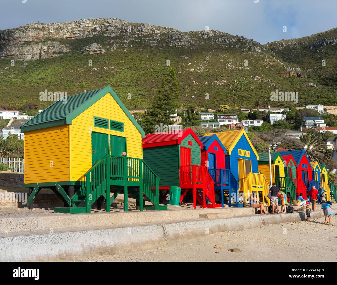 Beach Huts a False Bay, Muizenberg, città del Capo. Capanne in stile spiaggia dai colori vivaci, famose in tutto il mondo per le loro caratteristiche uniche Foto Stock