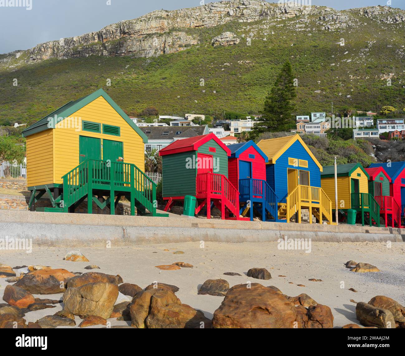 Beach Huts a False Bay, Muizenberg, città del Capo. Capanne in stile spiaggia dai colori vivaci, famose in tutto il mondo per le loro caratteristiche uniche Foto Stock