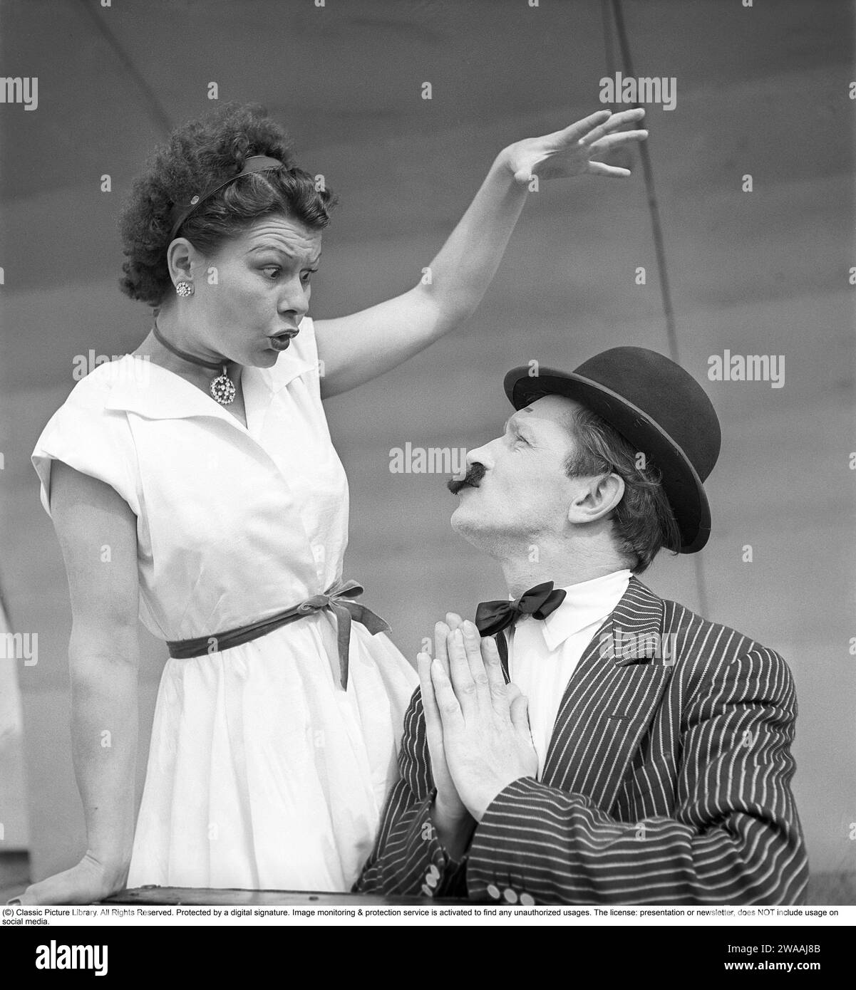 Prestazioni nel 1948. Gli artisti sotto il nome d'arte Arlington si esibiscono sul Main Stage. Indossa un vestito, una barba corta e un finto baffo incollato e lei indossa un vestito bianco che gestisce. Rif. Conard 980 Foto Stock