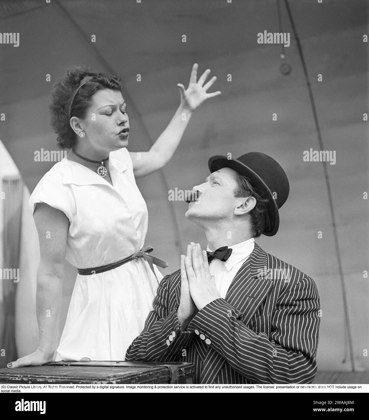 Prestazioni nel 1948. Gli artisti sotto il nome d'arte Arlington si esibiscono sul Main Stage. Indossa un vestito, una barba corta e un finto baffo incollato e lei indossa un vestito bianco che gestisce. Rif. Conard 980 Foto Stock