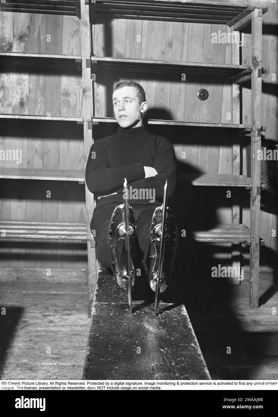 Åke Seyffarth, 1919-1998 atleta svedese. Ha gareggiato sia in bicicletta che in pattinaggio. Gli anni 1939-1940 e 1943 campione svedese nella gara ciclistica di 50 km. Tuttavia, è diventato meglio conosciuto come skater, probabilmente il migliore degli anni '1940 All'inizio del decennio, è diventato campione del mondo sia nei 3000 metri che nei 5000 metri di Davos. Alle Olimpiadi invernali del 1948, Seyffarth è diventato una medaglia d'argento nei 1.500 metri di pattinaggio e una medaglia d'oro nei 10.000 metri, lo stesso anno è diventato nuovamente campione svedese in tutte e quattro le distanze. L'immagine pubblicata sul giornale se no. 18 nel 1940 con il titolo 'One Foto Stock
