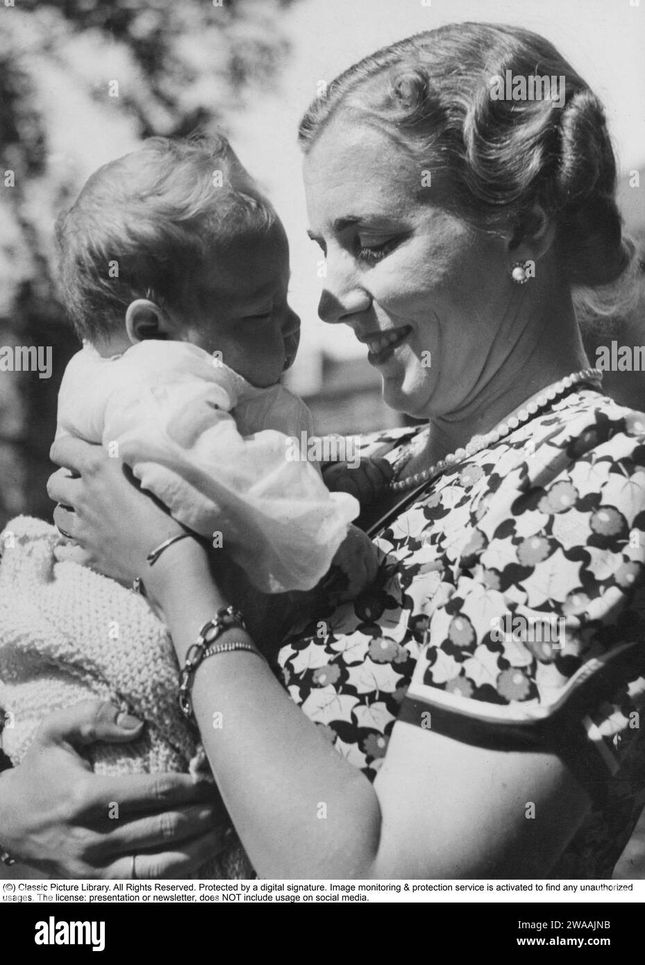 Ingrid di Svezia. 1910-2000. Principessa svedese, poi regina di Danimarca. Nella foto qui con sua figlia, la principessa Margrethe, nell'agosto 1940. Foto Stock