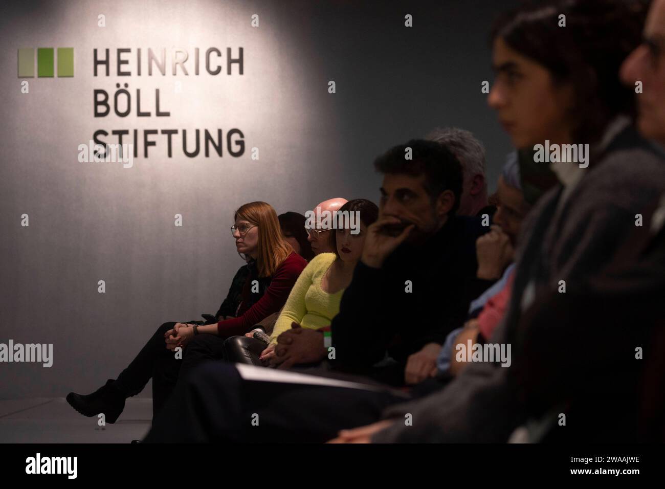 Publikum bei der Heinrich Böll Stiftung a Berlino AM 18. Dezember 2023. Masha Gessen *** udienza alla Fondazione Heinrich Böll a Berlino il 18 dicembre 2023 Masha Gessen Foto Stock