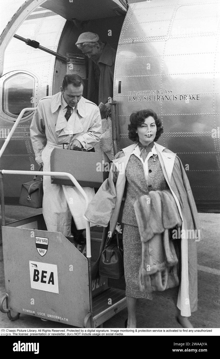 Frank Sinatra. Cantante e attore americano. Nato il 12 dicembre 1915, morto il 14 maggio 1998. Qui, in visita in Svezia nel 1953, quando lui e sua moglie, l'attrice Ava Gardner, arrivano in aereo all'aeroporto di Bromma il 29 maggio 1953. Rif. Anders Svahn Foto Stock