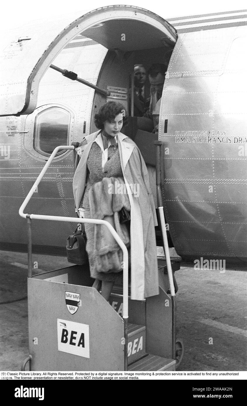 Frank Sinatra. Cantante e attore americano. Nato il 12 dicembre 1915, morto il 14 maggio 1998. Qui, in visita in Svezia nel 1953, quando lui e sua moglie, l'attrice Ava Gardner, arrivano in aereo all'aeroporto di Bromma il 29 maggio 1953. Rif. Anders Svahn Foto Stock