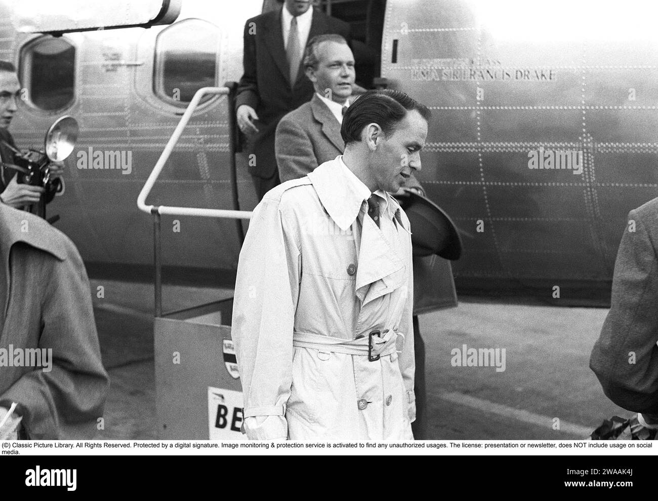 Frank Sinatra. Cantante e attore americano. Nato il 12 dicembre 1915, morto il 14 maggio 1998. Qui, in visita in Svezia nel 1953, quando lui e sua moglie, l'attrice Ava Gardner, arrivano in aereo all'aeroporto di Bromma il 29 maggio 1953. Rif. Anders Svahn Foto Stock
