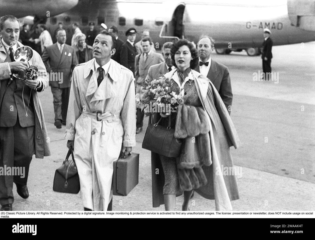 Frank Sinatra. Cantante e attore americano. Nato il 12 dicembre 1915, morto il 14 maggio 1998. Qui, in visita in Svezia nel 1953, quando lui e sua moglie, l'attrice Ava Gardner, arrivano in aereo all'aeroporto di Bromma il 29 maggio 1953. Rif. Anders Svahn Foto Stock