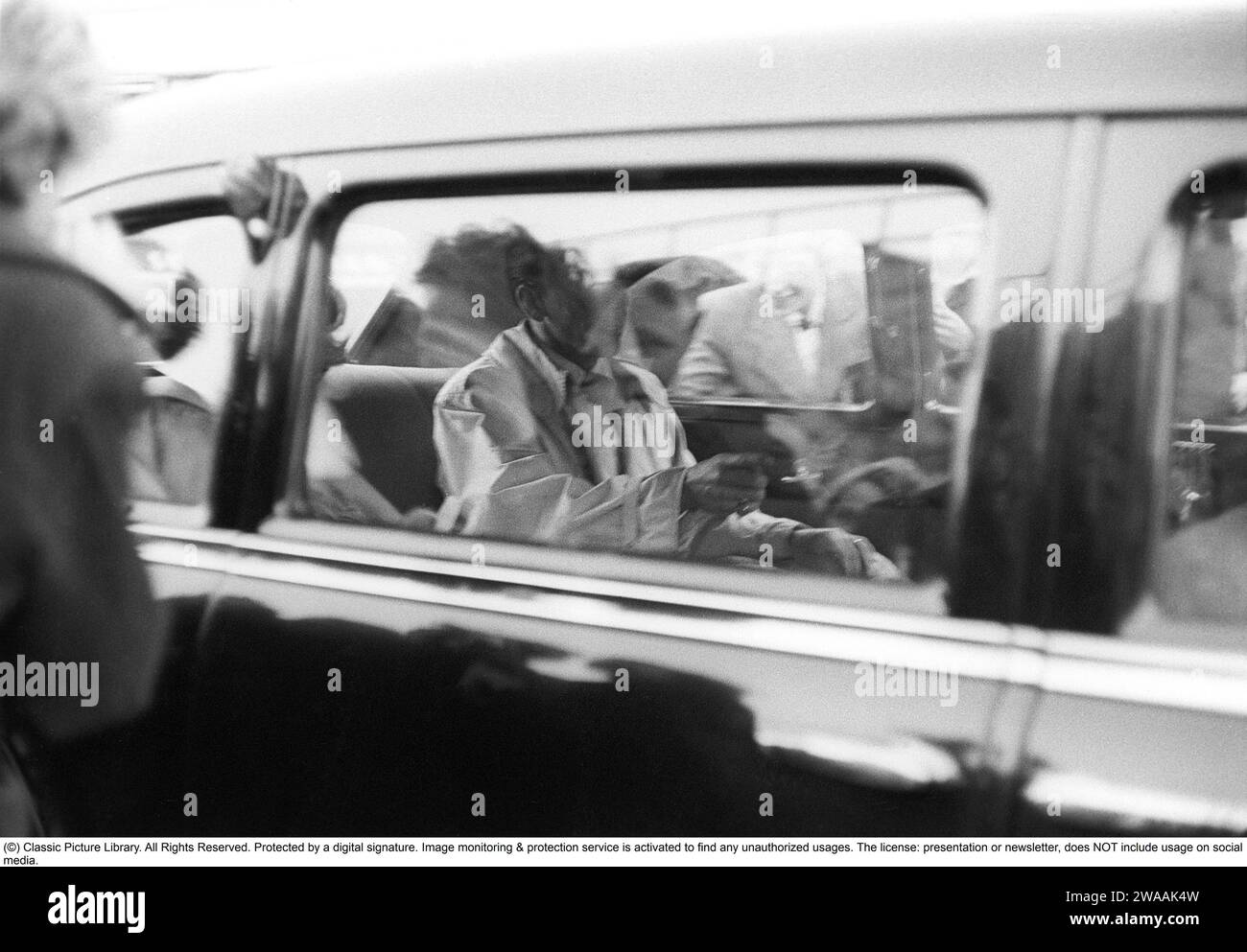 Frank Sinatra. Cantante e attore americano. Nato il 12 dicembre 1915, morto il 14 maggio 1998. Qui, in visita in Svezia nel 1953, quando lui e sua moglie, l'attrice Ava Gardner, arrivano in aereo all'aeroporto di Bromma il 29 maggio 1953 e proseguono in auto. Rif. Anders Svahn Foto Stock