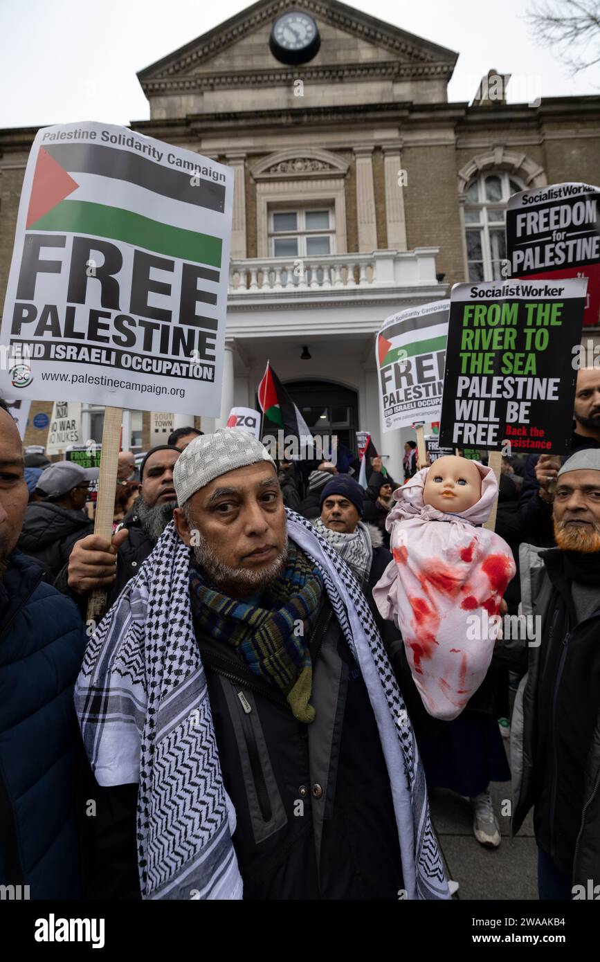 Protesta contro la guerra di Gaza fuori dal Municipio di Southall, poi spostandosi lungo la High Street a West London, che ha una grande comunità punjabi e islamica. Foto Stock