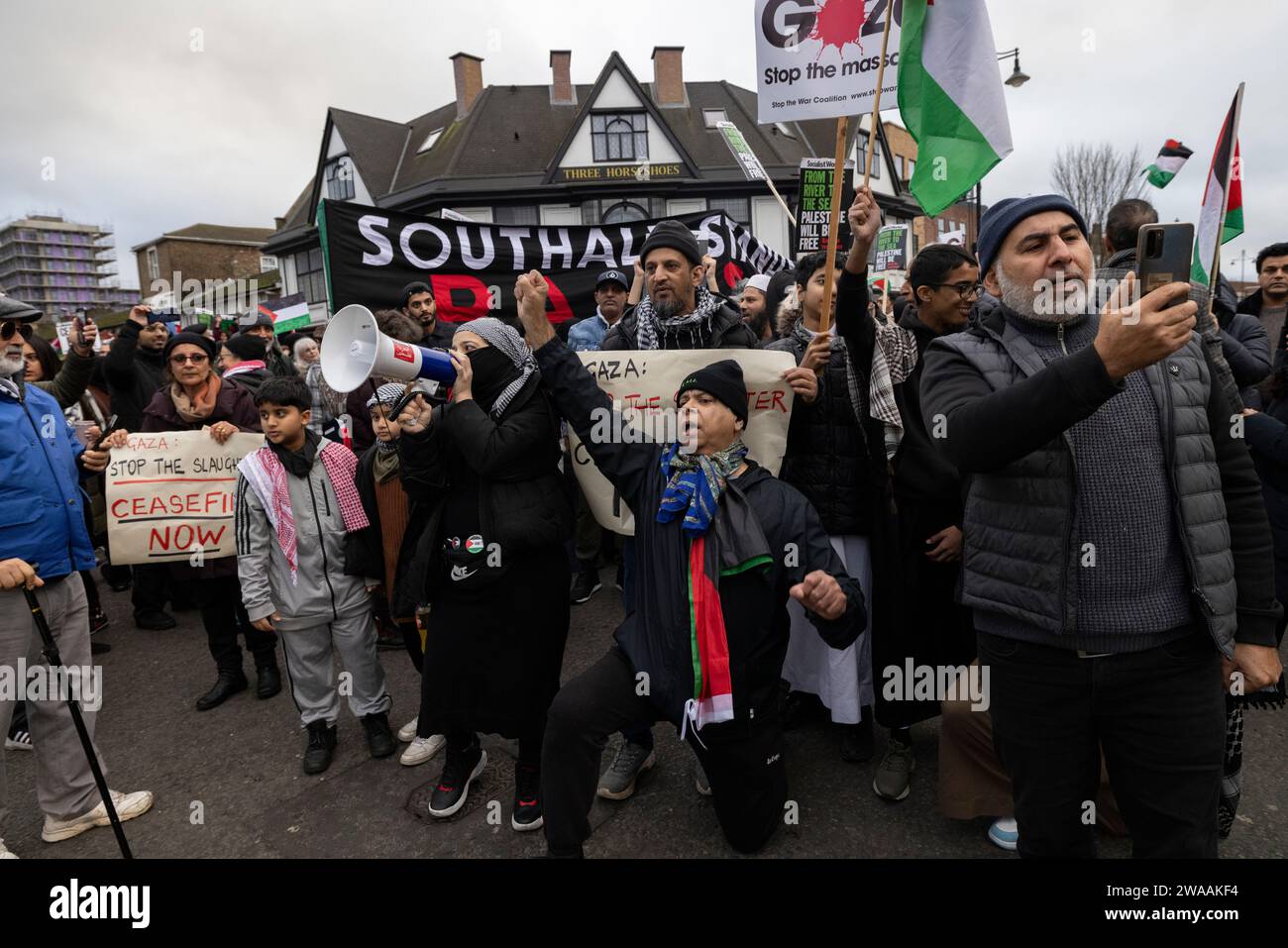 Protesta contro la guerra di Gaza fuori dal Municipio di Southall, poi spostandosi lungo la High Street a West London, che ha una grande comunità punjabi e islamica. Foto Stock