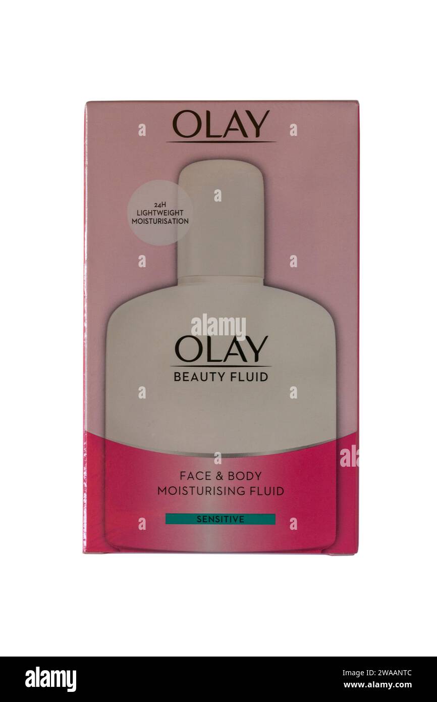 Fluido di bellezza Olay viso e corpo idratante fluido sensibile isolato su sfondo bianco Foto Stock