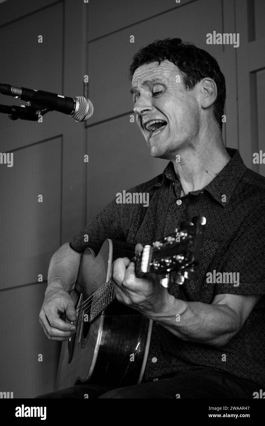 Gerry Love, ex Teenage Fanclub, e Lightships, si esibirono allo Strathaven Hotel fuori Glasgow nel 2022. Sta suonando una chitarra acustica Foto Stock