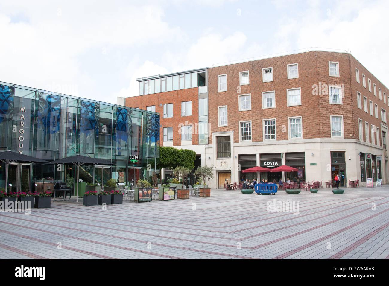 Persone in High Street a Exeter, Devon nel Regno Unito Foto Stock