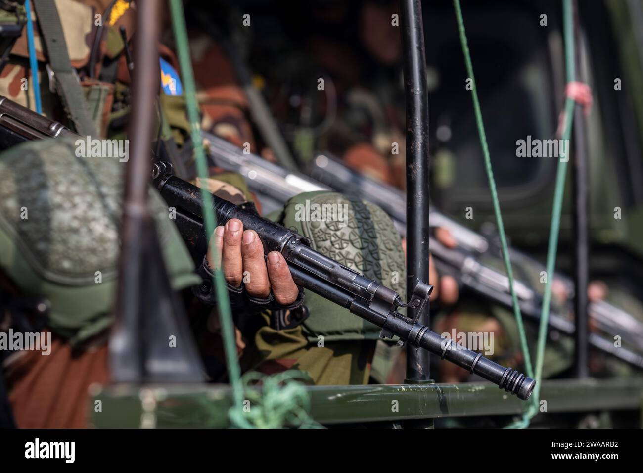 Dhaka, Bangladesh. 3 gennaio 2024. I camion dell'esercito pattugliano le strade della capitale, dopo essere stati dispiegati in tutto il paese, per aiutare l'amministrazione civile durante le elezioni generali. Le forze armate sono state dispiegate in tutto il paese mercoledì mattina, in vista delle 12 elezioni parlamentari nazionali del 7 gennaio. Credito: SOPA Images Limited/Alamy Live News Foto Stock