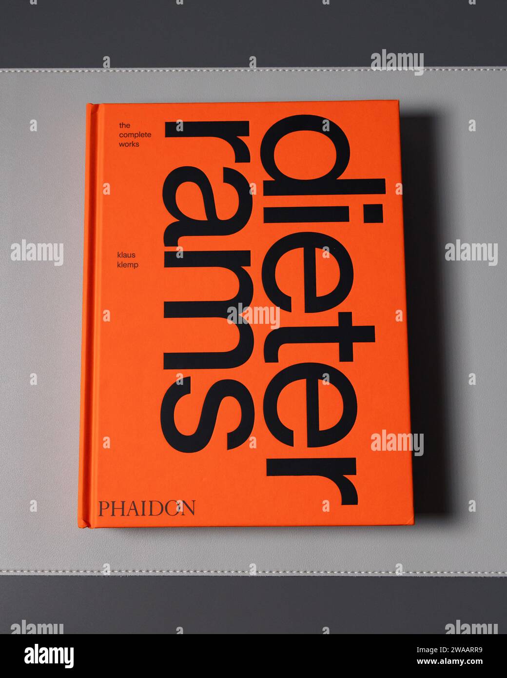 LONDRA - 27 DICEMBRE 2023: Dieter Rams product design book con copertina arancione brillante Foto Stock