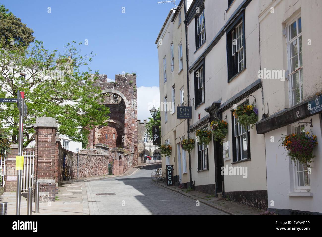 Vista su Castle Street e Castle Gatehouse a Exeter, Devon, Regno Unito Foto Stock