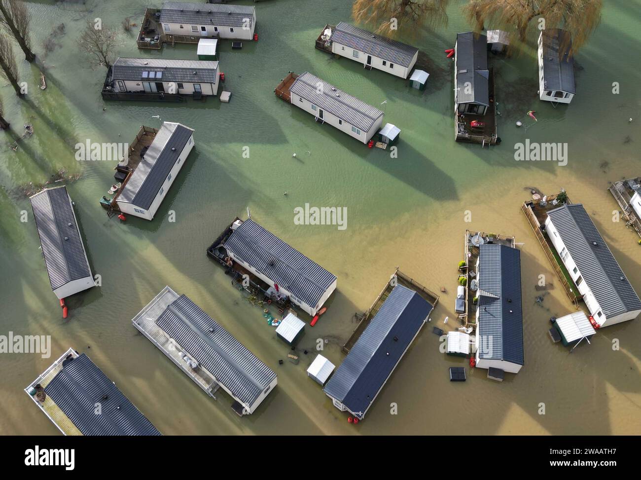 Case per vacanze al Billing Aquadrome di Northampton circondate dall'acqua a causa dell'aumento dell'acqua causato da Storm Henk. Un grave allarme per le inondazioni, che significava pericolo per la vita, era in atto per il fiume Nene a Northampton, che metteva in guardia dall'acqua profonda e fluente nel parco vacanze Billing Aquadrome e nei vicini parchi commerciali. Data foto: Mercoledì 3 gennaio 2024. Foto Stock