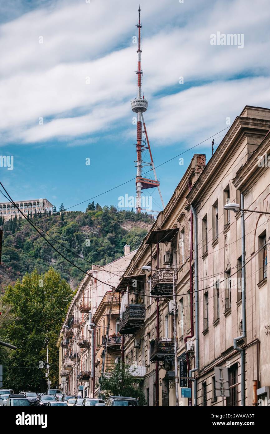 Vista sulla torre della televisione di Tbilisi dal quartiere di Mtatsminda vicino a Shota Rustaveli avenue in Georgia Foto Stock