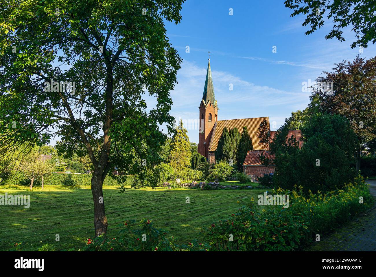 Vista sul St Clemens St Chiesa di Caterina a Seedorf sullo Schaalsee. Foto Stock