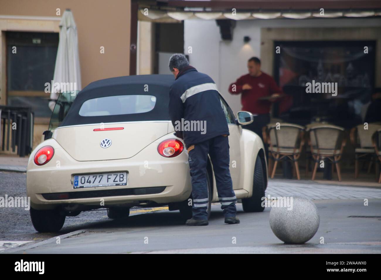 Pola de siero, Spagna, 3 gennaio 2024: Un lavoratore che rifornisce un veicolo durante l'addio alla benzina 2023 segnando un nuovo minimo annuale, il 3 gennaio 2024, a Pola de siero, in Spagna. Credito: Alberto Brevers / Alamy Live News. Foto Stock