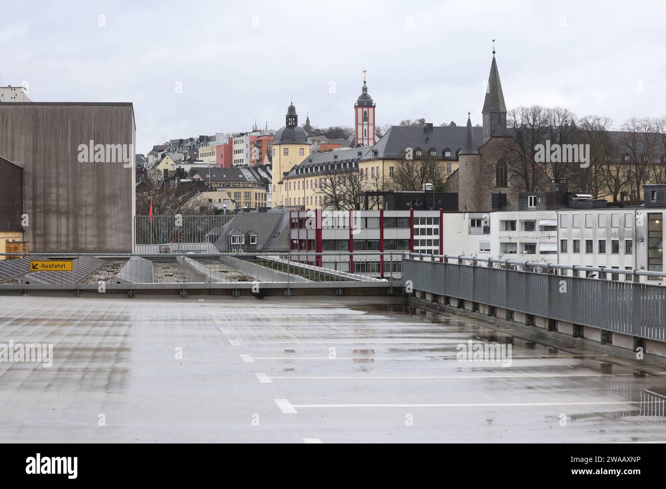 Blick auf die Universitaetsstadt Siegen Oberstadt mit ihrem Wahrzeichen dem Kroenchen, Nikolaikirche Mitte der Dicke Turm links und der Martini Kirche rechts. Der Himmel ist grau. Inverno im Siegerland AM 03.01.2024 a Siegen/Deutschland. *** Vista della città universitaria di Siegen Oberstadt con il suo punto di riferimento il Kroenchen, il centro Nikolaikirche la sinistra del Dicke Turm e la chiesa Martini a destra il cielo è grigio inverno a Siegerland il 03 01 2024 a Siegen Germania Foto Stock