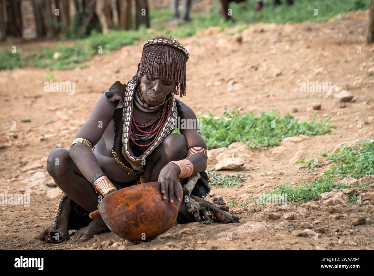Turmi, Omo River Valley, Etiopia - 24 ottobre 2023: Ritratto di una donna della tribù Hamar, che indossa diversi accessori che mostrano tradizioni tribali. Ham Foto Stock