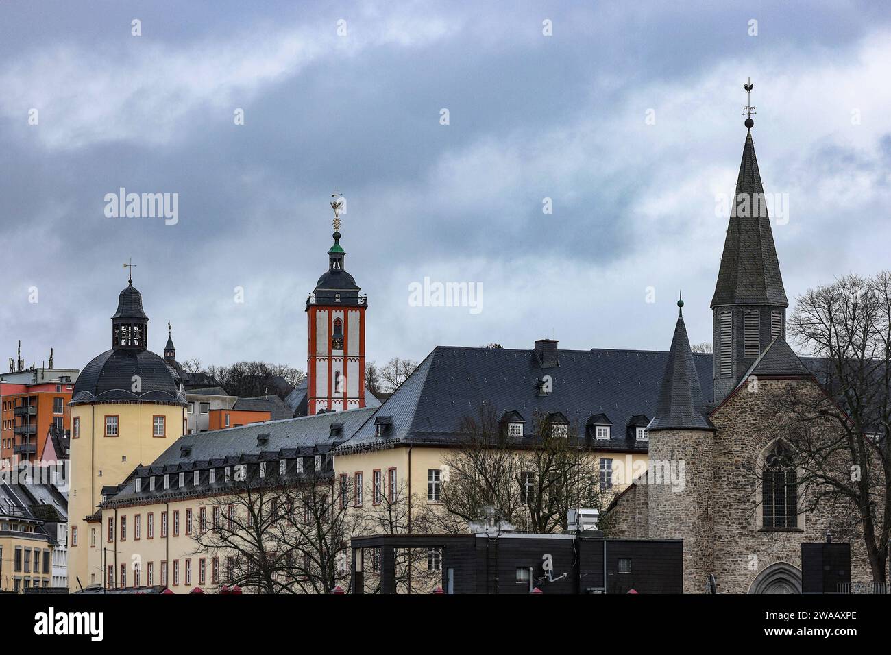 Blick auf die Universitaetsstadt Siegen Oberstadt mit ihrem Wahrzeichen dem Kroenchen, Nikolaikirche Mitte der Dicke Turm links und der Martini Kirche rechts. Der Himmel ist grau. Inverno im Siegerland AM 03.01.2024 a Siegen/Deutschland. *** Vista della città universitaria di Siegen Oberstadt con il suo punto di riferimento il Kroenchen, il centro Nikolaikirche la sinistra del Dicke Turm e la chiesa Martini a destra il cielo è grigio inverno a Siegerland il 03 01 2024 a Siegen Germania Foto Stock