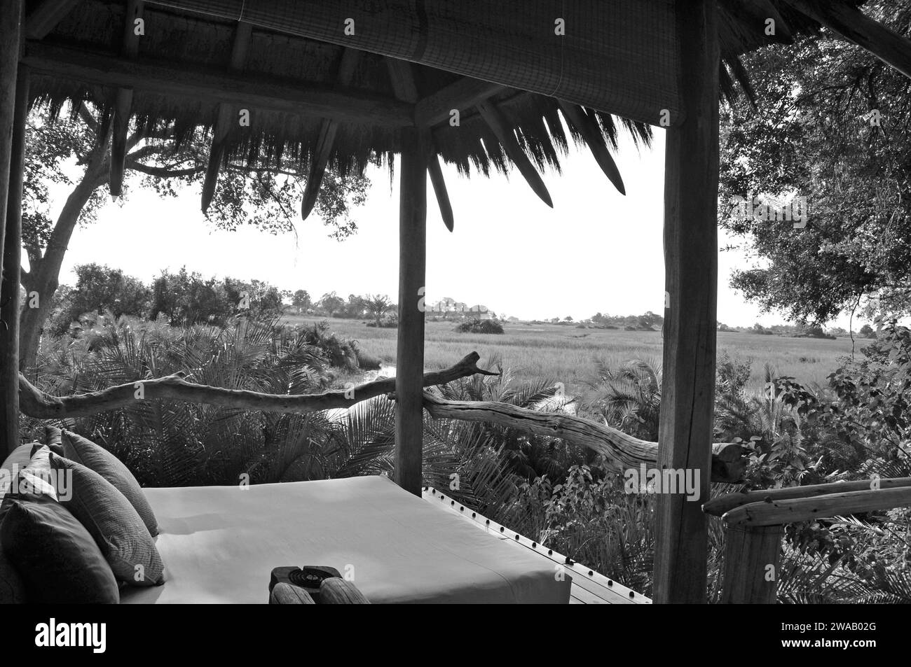 Herrliche Aussicht über die Okavango-Sümpfe von der Luxus Lodge Jao aus. Vista mozzafiato dalla veranda del lussuoso campo selvaggio Jao nel o Foto Stock