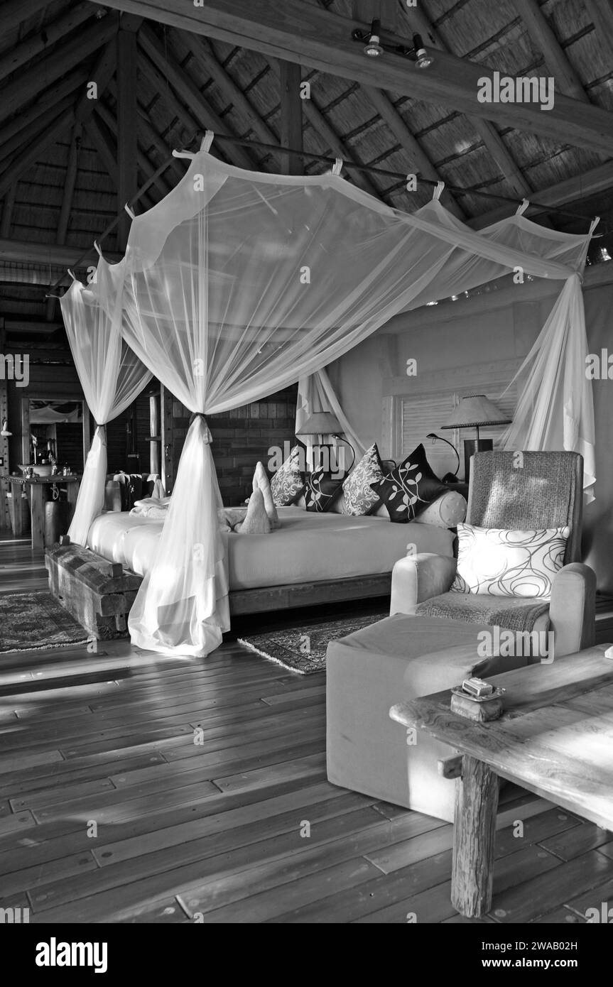 Stilvolle Inneneinrichtung des Jao Wilderness Camp im Okavango Delta. Elegante design degli interni del Jao Wilderness Lodge Foto Stock