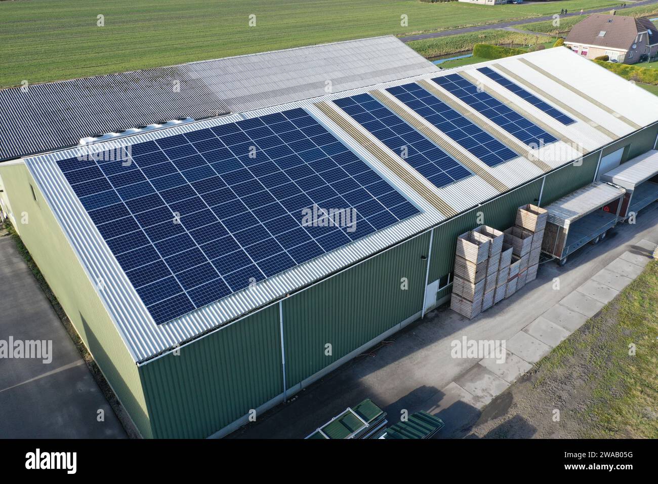I pannelli solari sugli edifici forniscono energia sostenibile. Foto scattata con un drone. Foto Stock