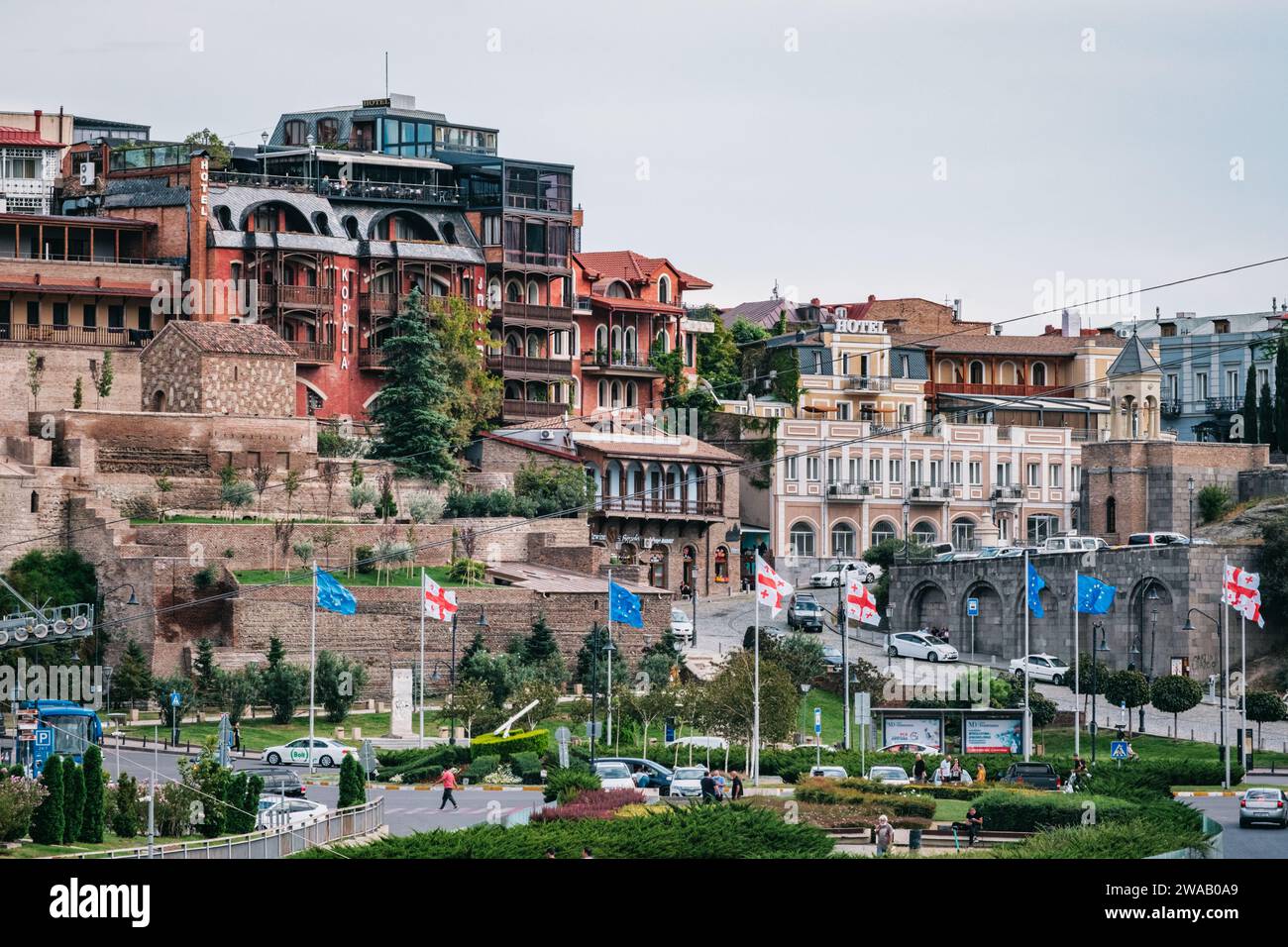 Ammira le case del quartiere di Avlabari nella città vecchia di Tbilisi con le bandiere europee e georgiane Foto Stock