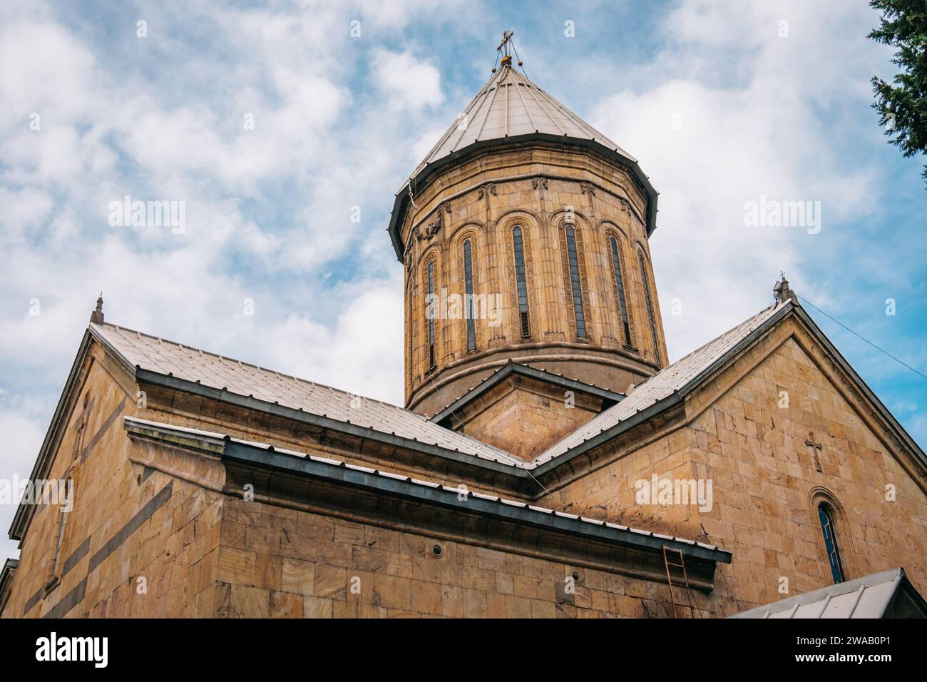 Vista sulla Cattedrale dei Sioni a Kala, la città vecchia di Tbilisi in Georgia Foto Stock