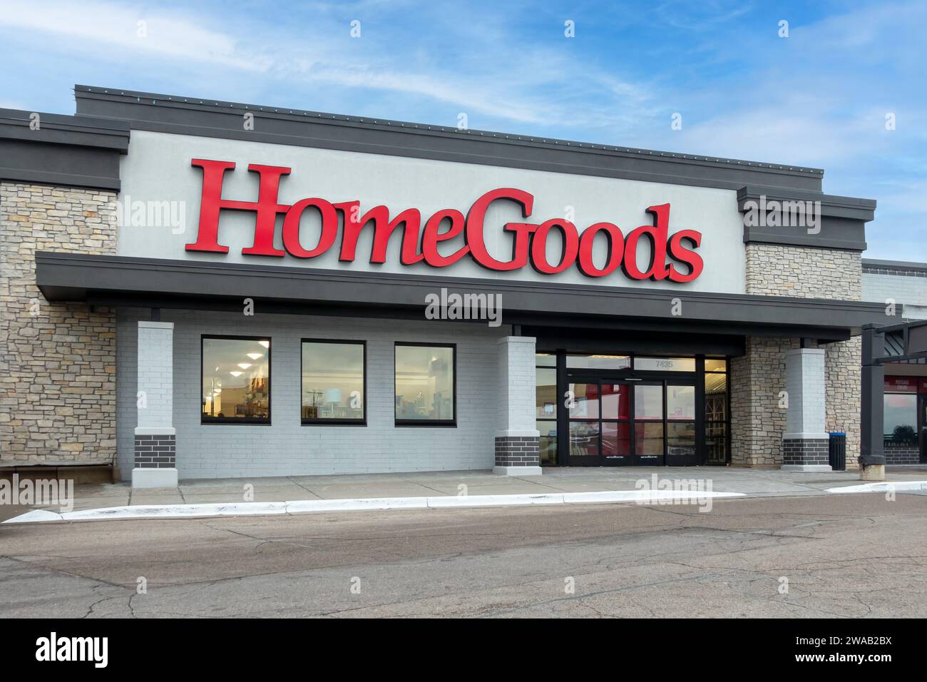 EDINA, Minnesota, USA - 2 GENNAIO 2024: Esterno del negozio al dettaglio Homegoods e logo del marchio. Foto Stock
