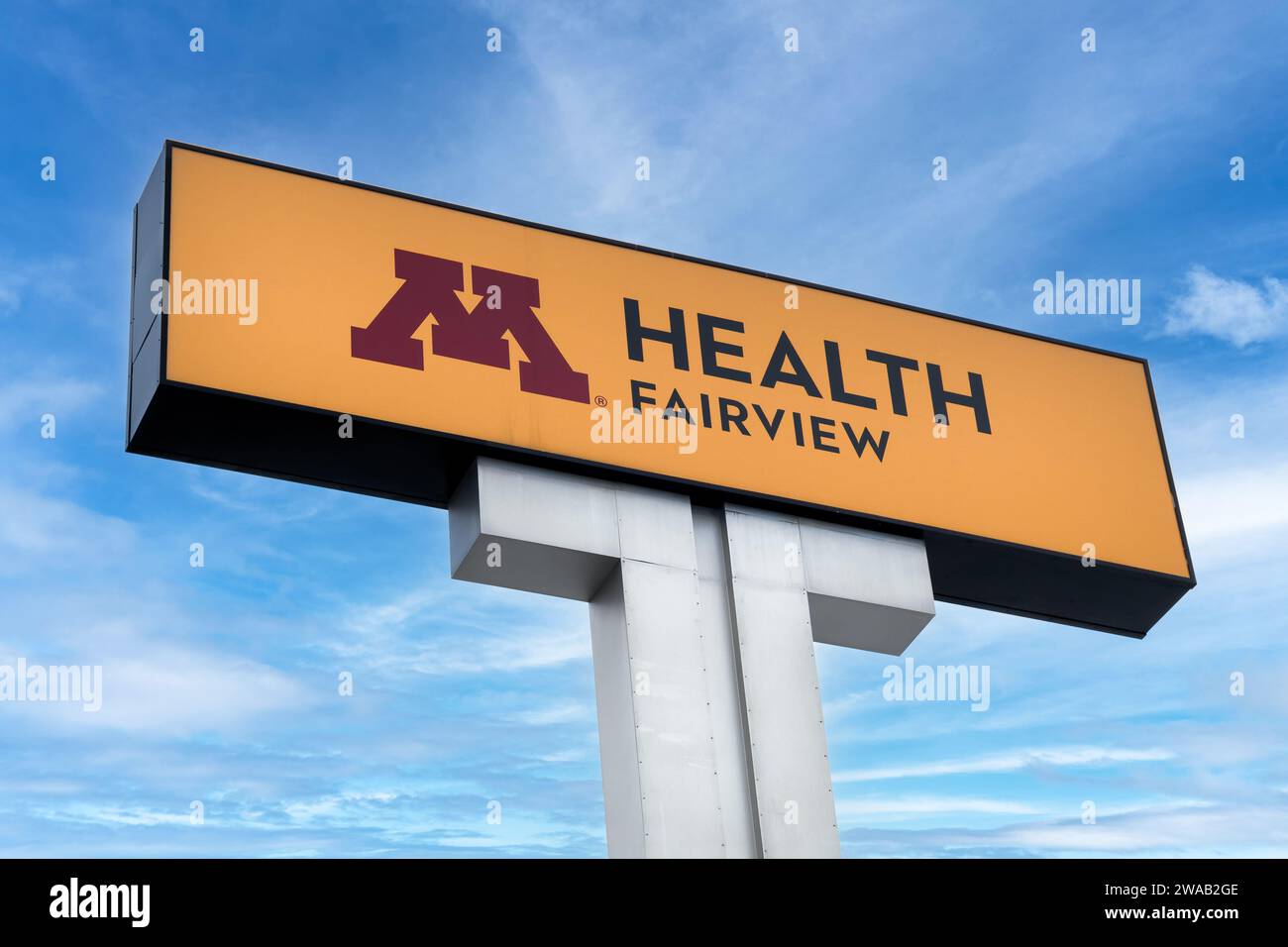 WYOMING, Minnesota, USA - 1 GENNAIO 2024: M Health Fairview Hospital segno e logo del marchio. Foto Stock