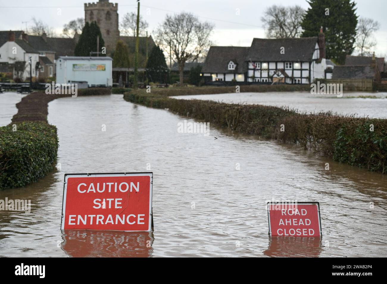 Worcester, 3 gennaio 2024 - il borgo inglese di Severn Stoke è stato completamente tagliato dalle inondazioni dopo che il fiume Severn ha fatto scoppiare le sue rive a causa delle continue piogge della tempesta Henk. Il pub Rose and Crown potrebbe essere visto pompare acqua mentre combatteva per rimanere asciutto con le loro difese fatte in casa contro le inondazioni. - Credito: Stop Press Media/Alamy Live News Foto Stock