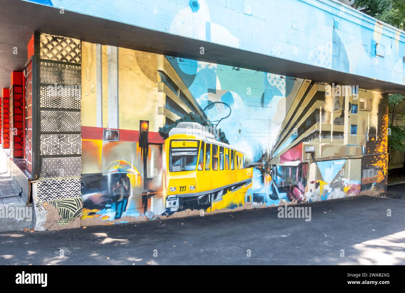 Moderno murale che raffigura tram e tram ad Almaty, Kazakistan Foto Stock