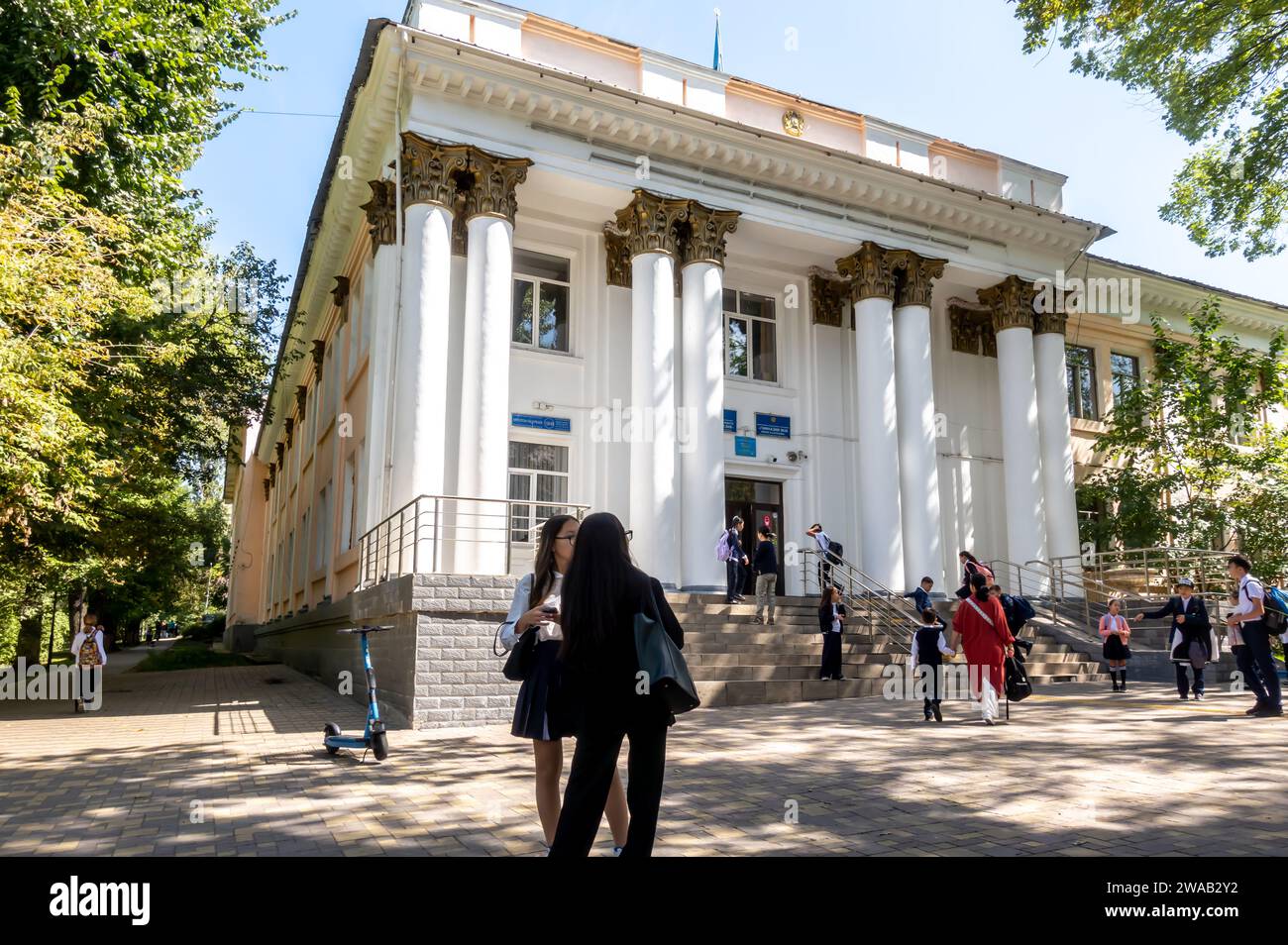 Palestra #56 edificio, classicismo, neo-classicismo, Almaty Kazakistan. completato nel 1936. le studentesse stanno davanti alla scuola, i primi giorni di scuola Foto Stock