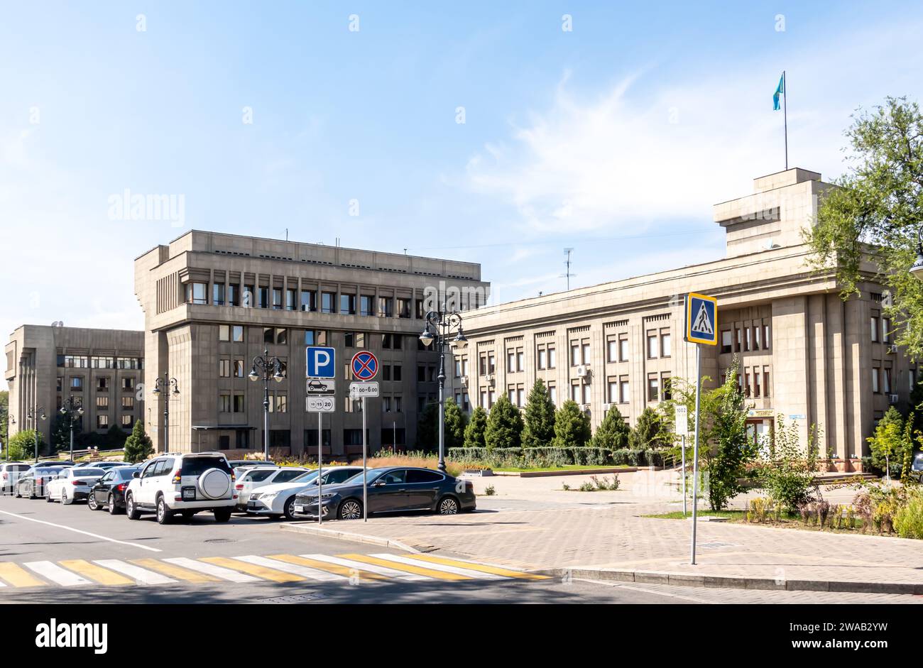 Edificio modernista degli affari consolari dell'Ufficio del Ministero degli affari Esteri del Kazakistan. Edifici governativi di Almaty Foto Stock