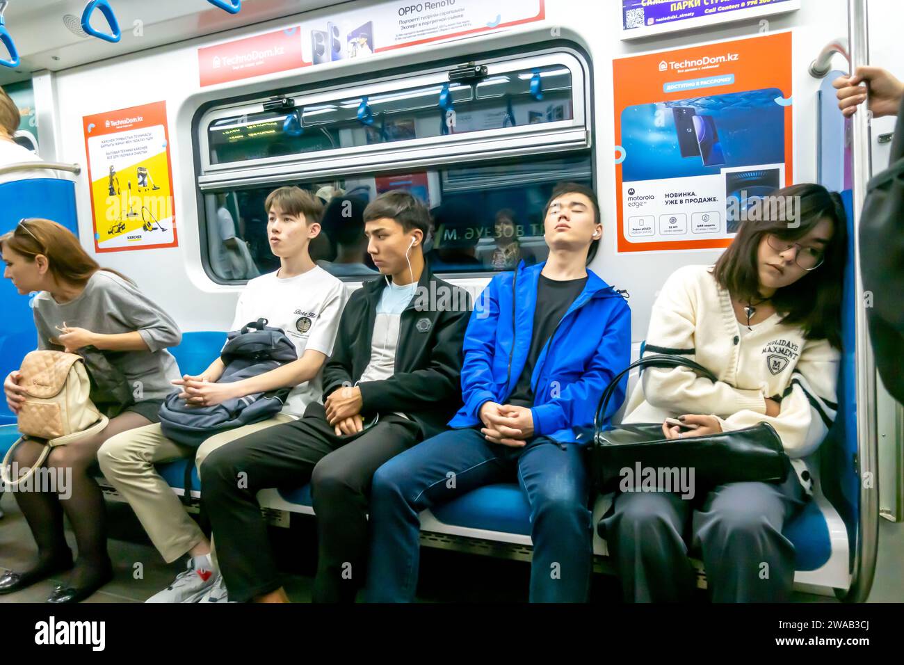 Giovani kazaki, giovani kazaki in un'auto della metropolitana di Almaty in Kazakistan Foto Stock