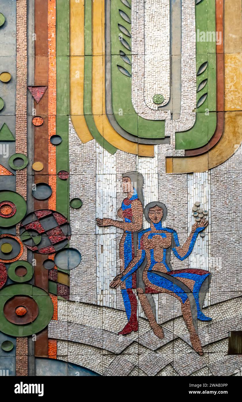 Un mosaico sulla Kazakh Society of the Blind's Study and Production Facility. Creato da Kirakozov, Sebastian. Almaty Kazakistan Foto Stock