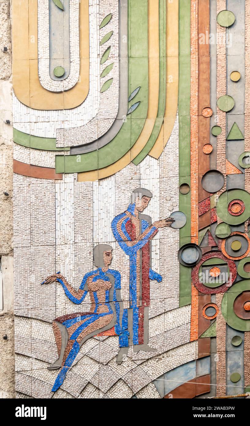 Un mosaico sulla Kazakh Society of the Blind's Study and Production Facility. Creato da Kirakozov, Sebastian. Almaty Kazakistan Foto Stock