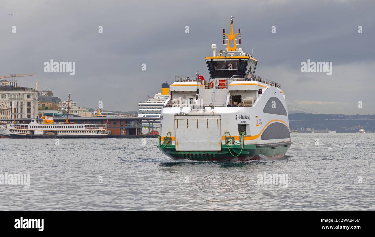 Istanbul, Turchia - 18 ottobre 2023: Nuovo traghetto passeggeri moderno presso il canale Bosforo in città. Foto Stock