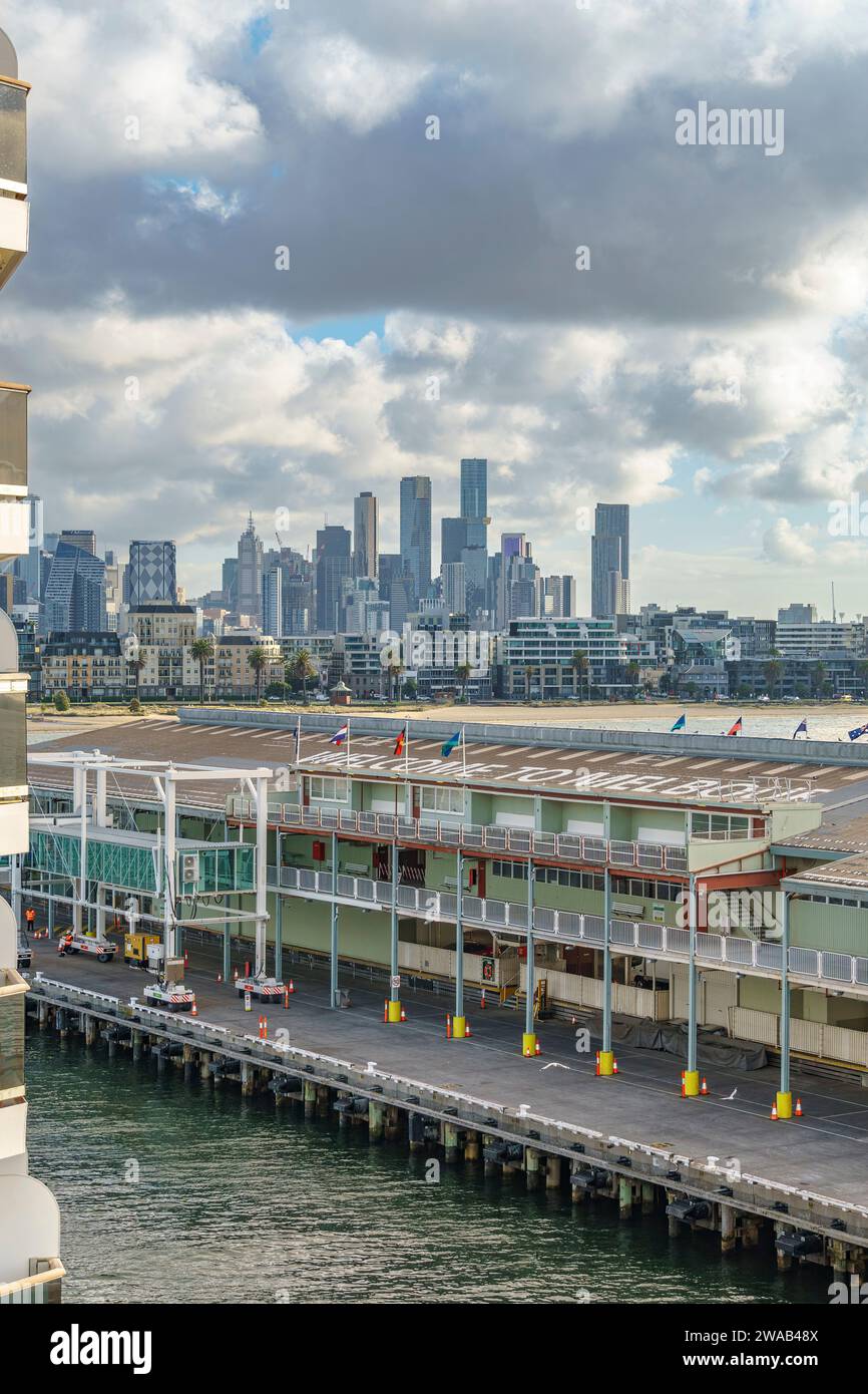 Una vista del centro di Melbourne, AUS, dalla NS Noordam al molo della stazione. Foto Stock