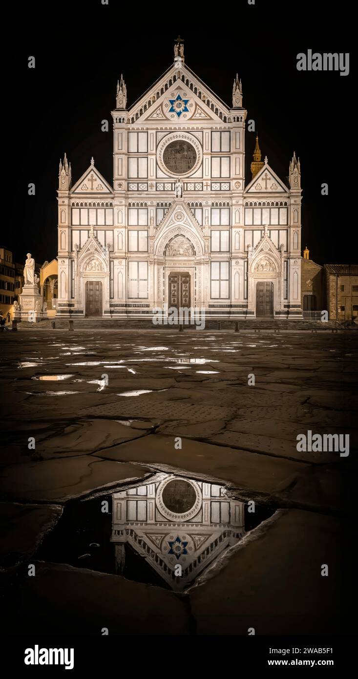 Piazza Santa Croce, nel cuore di Firenze, è famosa per la Basilica, dove riposano illustri personaggi come Michelangelo e Galileo. Foto Stock