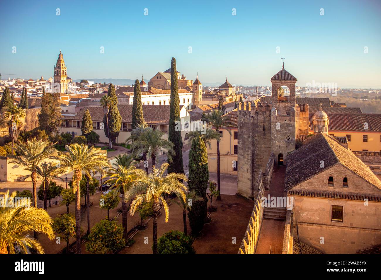 Vista della città di Córdoba, Andalusia, Spagna, Patrimonio dell'Umanità, da una delle torri del Alcázar de los Reyes Cristianos Foto Stock