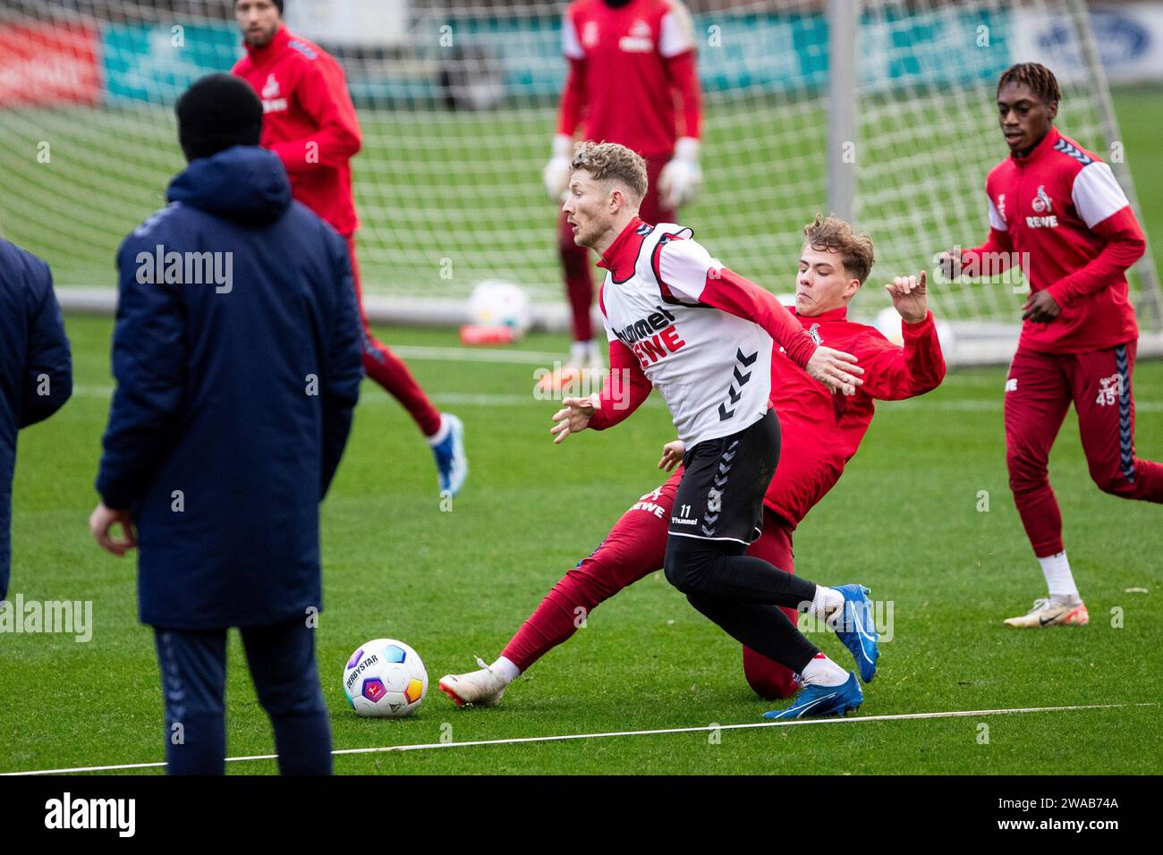 Koeln, Deutschland. 3 gennaio 2024. Florian Kainz (1.FC Koeln, 11) im Zweikampf mit Meiko W?schenbach (1. FC K?ln, 36) 1. FC K?ln, formazione 03.01.2024 credito: dpa/Alamy Live News Foto Stock