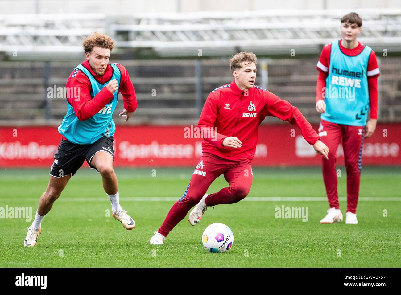 Koeln, Deutschland. 3 gennaio 2024. Luca Waldsmidt (1.FC Koeln, 9) im Zweikampf mit Meiko W?schenbach (1. FC K?ln, 36) 1. FC K?ln, formazione 03.01.2024 credito: dpa/Alamy Live News Foto Stock