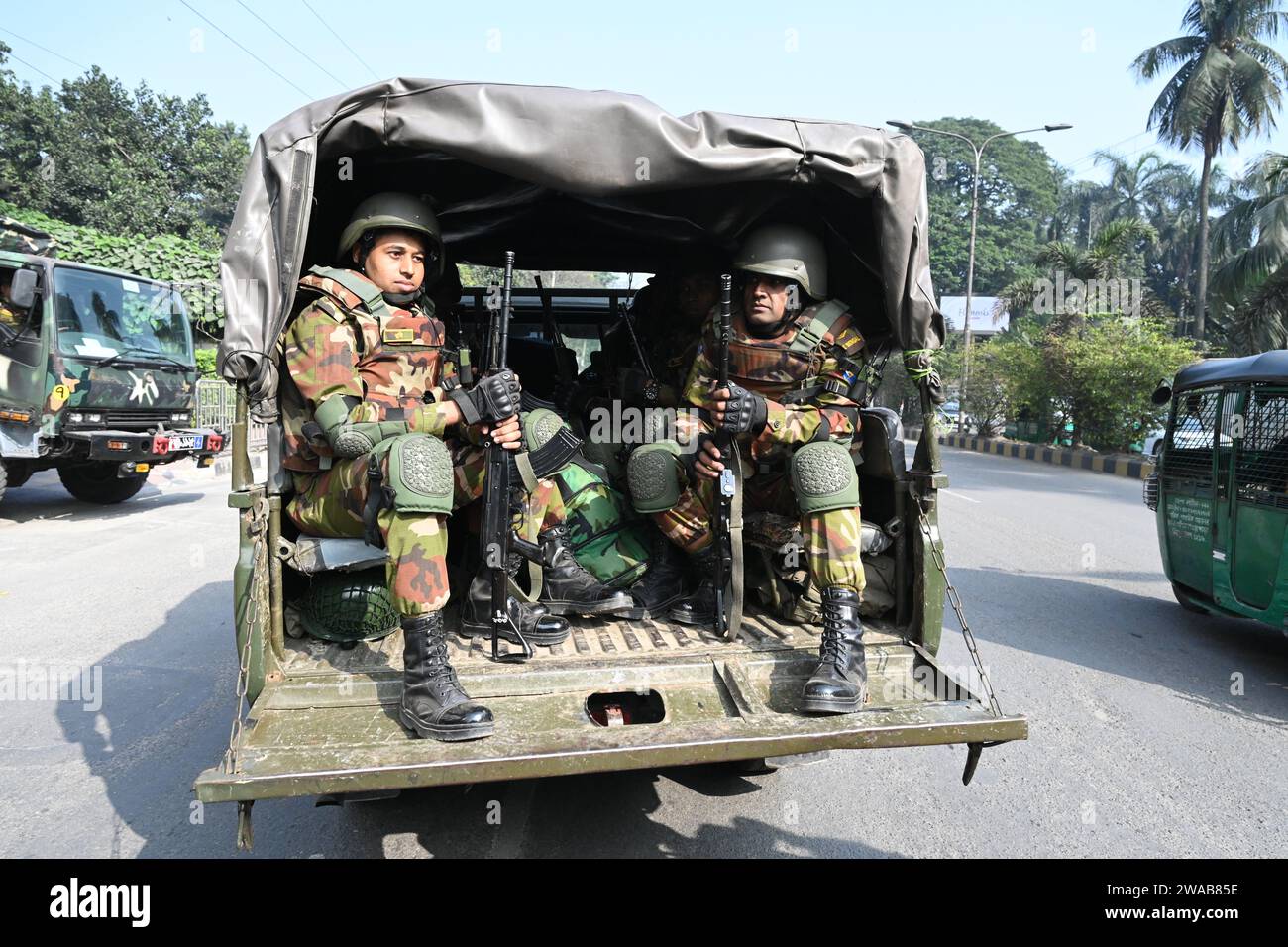 Dhaka, Bangladesh. 3 gennaio 2024. Il personale dell'esercito del Bangladesh siede sul retro di un veicolo a Dacca, Bangladesh, il 3 gennaio 2024, per assistere le amministrazioni locali in vista delle prossime elezioni generali del 7 gennaio. Le forze armate sono schierate a livello nazionale in preparazione delle 12 elezioni parlamentari nazionali. Credito: Mamunur Rashid/Alamy Live News Foto Stock