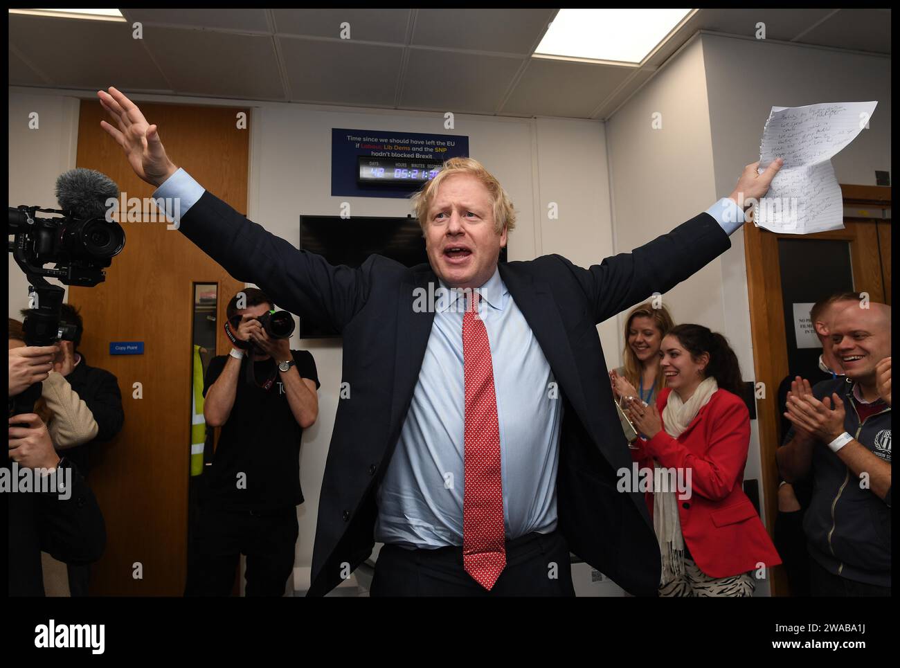 Immagine ©concessa in licenza a Parsons Media. 13/12/2019. Londra, Regno Unito. Boris Johnson vince le elezioni generali del 2019. Boris Johnson Election Night. Il primo ministro britannico Boris Johnson e il suo partner Carrie Symonds al quartier generale del Partito Conservatore dopo che Boris ottenne una maggioranza di 80 seggi alle elezioni generali del 2019. Foto di Andrew Parsons / Parsons Media Foto Stock