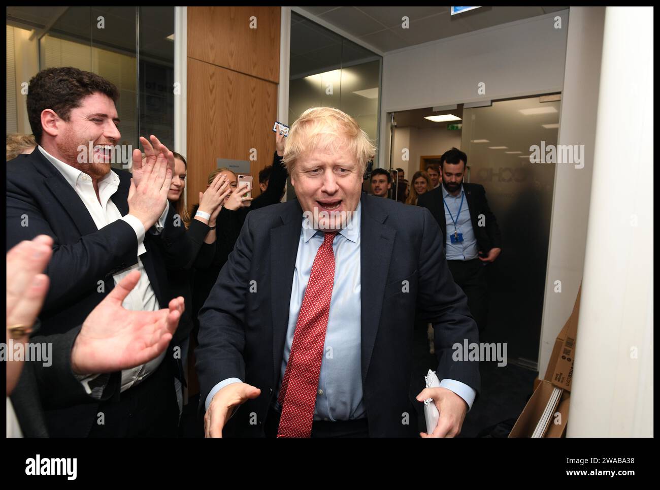 Immagine ©concessa in licenza a Parsons Media. 13/12/2019. Londra, Regno Unito. Boris Johnson vince le elezioni generali del 2019. Boris Johnson Election Night. Il primo ministro britannico Boris Johnson e il suo partner Carrie Symonds al quartier generale del Partito Conservatore dopo che Boris ottenne una maggioranza di 80 seggi alle elezioni generali del 2019. Foto di Andrew Parsons / Parsons Media Foto Stock